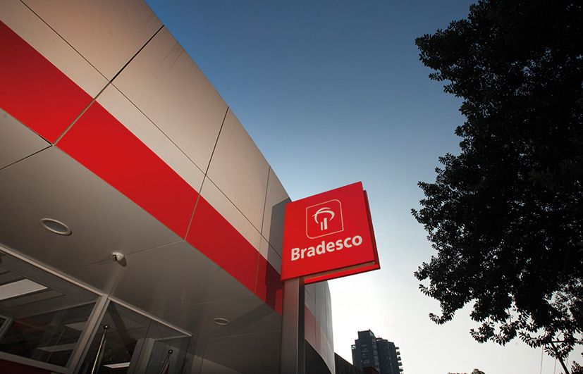 Fachada de uma agência Bradesco.