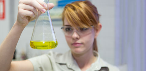 Funcionária da Cargill em Ponta Grossa (PR) durante testes laboratoriais.